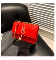 Rote Stepptasche mit goldener Kette und elegantem Fransen-Detail auf der Klappe - Rot