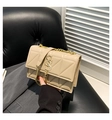 Schicke beige gesteppte Umhängetasche mit goldener Kette und eleganten Dreiecksnaht - Khaki