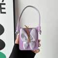 Detalle de funda de cuero violeta claro con mariposa 3D y correa de mano para móvil - Morado / Samsung ZFlip3