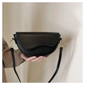 Bolso de hombro tipo silla de montar en cuero negro con hebilla dorada elegante - Negro