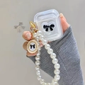 Makroaufnahme der transparenten AirPods-Hülle mit 3D-Bogenherz und Perlen-Handgelenkschlaufe - Transparent Schwarz Herz Schleife (Mit Perlenkette) / AirPods 1/2. Generation