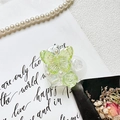 Detail of 3D rose and butterfly phone grip with pearls on a heart-shaped base - Transparent Resin Butterfly Flower / Green