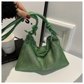 Details der grünen Strass-Netztasche mit funkelnden Kristallen und geknotetem Ledergriff - Hellgrün