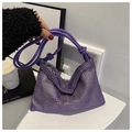 Detailansicht der lila Strass-Handtasche mit Knotengriff und Reißverschluss-Detail - Lila