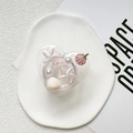 Vista macro del supporto per telefono a cuore con conchiglie e perle su piatto bianco - Stile Conchiglia Marina Rosa
