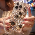 Detailansicht der Luxus iPhone Hülle mit Kristallen, Perlen, Hasenanhänger und Perlenband - iPhone 7/8/SE 2020 / Schwarz Full Diamond Gem Rabbit (Mit Umhängeband)