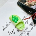 Dettaglio di zoccoli verdi per bambini con ciondolo a quadrifoglio 3D in materiale EVA - Decorazione Quadrifoglio / Verde
