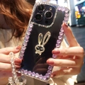 Detailansicht der iPhone Hülle mit lila Rosen, Luxus-Strass und Hasen-Motiv - iPhone 7/8/SE 2020 / Lila (Mit Lanyard)