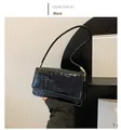 Detailansicht der schwarzen Schultertasche mit Kroko-Prägung und glänzender Oberfläche - Schwarz