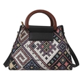 Borsa a mano in stile etnico intrecciata con motivi geometrici e manici in legno - Nero