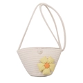 Borsa a tracolla intrecciata beige con fiore a scacchi gialli e bottone a perla - Con Ornamento / Bianco