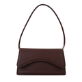 Bolso de hombro marrón chocolate minimalista con solapa ondulada y herrajes dorados - Marrón