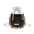 Mini bolso bandolera de cuero acolchado negro con cordón blanco y cadena dorada - Negro