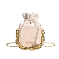 Elegante bolso de cubo blanco crema con pliegues ondulados y cadena dorada - Beige