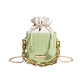 Mini bolso cubo verde claro con cordón, textura ondulada y cadena dorada - Verde