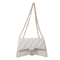 Sac bandoulière matelassé blanc moderne avec motif diagonal et chaîne dorée - Blanc