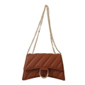 Sac à bandoulière matelassé marron caramel avec base incurvée et chaîne dorée - Marron