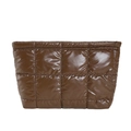 Clutch trapuntata marrone scuro lucida con dettagli di cuciture a griglia fine - Marrone