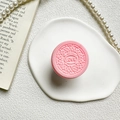 Dettaglio del supporto per telefono a forma di biscotto rosa con incisione LOVE su vassoio - Biscotto Rosa LOVE