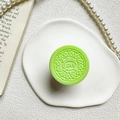 Supporto per telefono a forma di biscotto verde menta con scritta LOVE su vassoio - Biscotto Verde LOVE