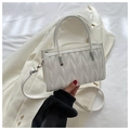 Detalle del bolso blanco acolchado con elegantes costuras onduladas y asas cilíndricas - Blanco
