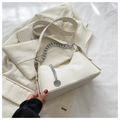 Detail van witte lederen halvemaantas met zilveren ketting en metalen hangerversiering - Wit