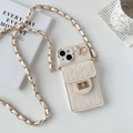 Detalle de funda iPhone con bandolera, cartera acolchada crema y cadena dorada - Albaricoque / iPhone 7/8/SE 2020