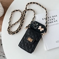 Detalle de funda iPhone de cuero acolchado negro con cadena cruzada y lazo elegante - Negro / iPhone 7/8/SE 2020