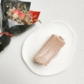 Vista detallada del soporte para móvil con forma de carne realista en plato cerámico - Costillas Guisadas 3D