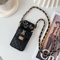 Detalle de funda de móvil acolchada negra con dije de oso dorado y correa de cadena - Negro / iPhone 7/8/SE 2020