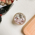Luxus-Handyhalterung mit rosa Kristallen und goldenem Sockel in Nahaufnahme - Transparente Halterung-Exquisiter Kreis Vollständig mit Diamanten-Verlauf Rosa