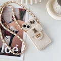 Funda de iPhone cruzada con mini bolso acolchado, cadena y colgante de oso - Albaricoque / iPhone 7/8/SE 2020