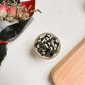 Detail eines Luxus-Handyhalters mit grauen Strasssteinen und goldenem Metallsockel - Transparente Halterung-Exquisiter Kreis Vollständig mit Diamanten-Schwarz