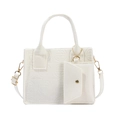 Elegante bolso bandolera blanco con textura circular y pequeño colgante a juego - Blanco