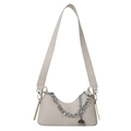 Bolso medialuna blanco crema chic con cadena plateada y correa ancha de cuero - Blanco