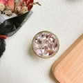 Detail eines Luxus-Handyhalters mit rosa Tropfenkristallen und goldenem Metallsockel - Transparente Halterung-Exquisiter Kreis Vollständig mit Diamanten-Rosa