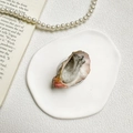 Soporte de teléfono con forma de ostra realista sobre un plato decorativo de cerámica - Ostra Gris 3D