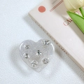 Dettaglio del supporto per telefono a cuore con glitter argento e strass scintillanti - Gemma Glitterata Sfumata-Bianco