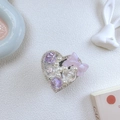 Dettaglio del supporto per telefono a cuore in cristallo viola con perle e fiocco - Supporto Cuore - Fiocco in Perline di Strass - Viola / Viola