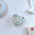 Dettaglio di un supporto per telefono a cuore con perle, strass e un fiocco azzurro - Supporto Cuore - Fiocco in Perline di Strass - Blu / Blu