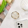 Dettaglio del supporto per telefono con perle e foglie d'oro su sfondo bianco - Stile Foglia d'Oro Perla Anello Intrecciato Colla a Goccia