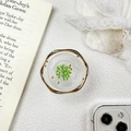 Detail of round phone grip featuring gold wavy edges and green dried flowers in resin - Resin Stand - Twisted Ring Real Flower / Green