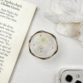 Details von Handyhalterung mit goldener Wellenkante und echten getrockneten Blumen - Harzständer - Gedrehter Ring Echte Blume / Weiß