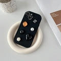 Dettaglio custodia iPhone nera con decorazioni 3D a fiori, cuori e perle in resina - Nero / iPhone 7/8/SE 2020
