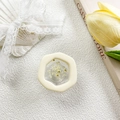 Dettaglio del supporto per telefono esagonale in resina con fiori secchi e perline oro - Supporto per Fiori Reali Bianchi Esagonale / Bianco