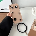 Dettaglio custodia iPhone a tema caffè con bambole 3D e cinturino da polso tondo - Occhi Grandi Biscotto al Caffè (Cachi) / iPhone 7/8/SE 2020