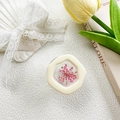 Dettaglio di un supporto per telefono esagonale crema con fiori secchi rosa e perline - Supporto per Fiori Reali Rosa Esagonale / Rosa
