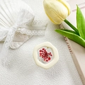 Dettaglio del supporto per telefono floreale crema con fiori rossi secchi e resina oro - Supporto per Fiori Reali Rossi Esagonale / Rosso