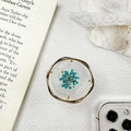 Detail der Handyhalterung mit echter blauer Trockenblume und elegantem Gold-Metallrand - Harzständer - Gedrehter Ring Echte Blume / Blau