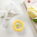 Dettaglio macro del supporto Griptok a fiore giallo con veri petali di fiori secchi - Supporto per Fiori Reali Gialli Esagonale / Giallo